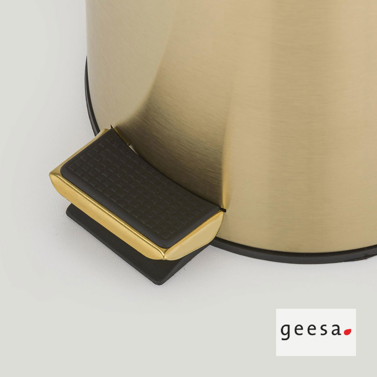 Εικόνα της Χαρτοδοχείο Geesa 634-211 3lt  Ø17xH26(cm) Gold Brushed PVD